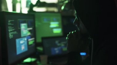 İnek hacker gece geç saatlerde çalışıyor hoodie ile o birden çok ekran izlemek ve ağları, siber güvenlik kavramı kesmek