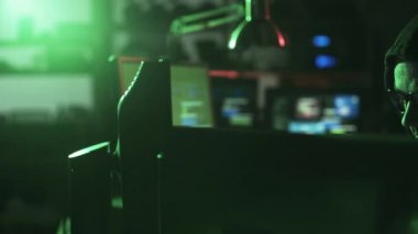 Profesyonel hacker ve bodrumunda, gece geç saatlerde çalışan geliştirici o sistemleri çatlama ve veri, siber suç çalmak ve kavramı kesmek