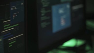 İnek hacker gece geç saatlerde çalışıyor hoodie ile o birden çok ekran izlemek ve ağları, siber güvenlik kavramı kesmek