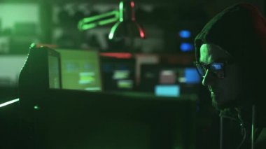 Profesyonel hacker ve bodrumunda, gece geç saatlerde çalışan geliştirici o sistemleri çatlama ve veri, siber suç çalmak ve kavramı kesmek