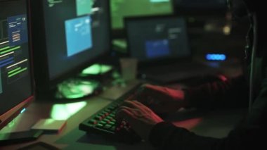 İnek hacker gece geç saatlerde çalışıyor hoodie ile o birden çok ekran izlemek ve ağları, siber güvenlik kavramı kesmek