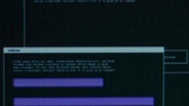 Profesyonel hacker ile birden çok ekran çalışma: online veri aktarımı ve siber güvenlik kavramı, video montaj