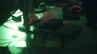 Siyah şapkalı hacker ile çalışan birden çok ekranlar ve kesmek sistemleri, siber suç ve güvenlik kavramı ile hoodie