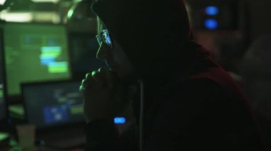 Hacker ile birden çok ekran çalışma ve sistemleri hack hoodie ile