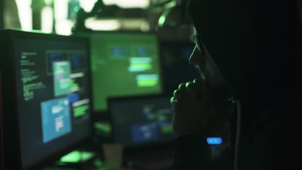 Nørd Hacker Med Hættetrøje Arbejder Ved Skrivebordet Sent Natten Han – Stock-video