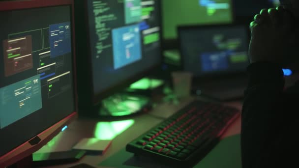 Nerd Hacker Kapucí Pracující Stolu Pozdě Noci Sleduje Více Obrazovek — Stock video