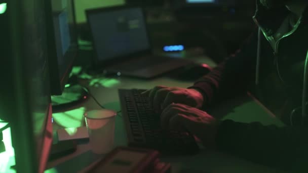 Chapéu Preto Hacker Com Capuz Trabalhando Com Várias Telas Sistemas — Vídeo de Stock