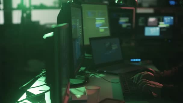 Чорний Капелюх Хакер Светром Працює Декількома Екранами Системами Зламу Кіберзлочинністю — стокове відео