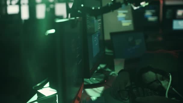 Haker spanie na jego klawiaturze komputera późno w nocy — Wideo stockowe