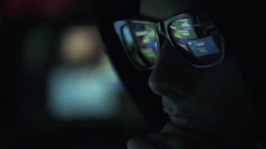Online bağlantı ve veri, siber suç çalmak ve kavramı kesmek gözlüklü genç nerd hacker