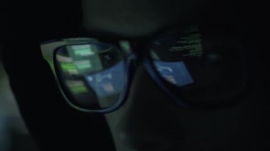 Online bağlantı ve veri, siber suç çalmak ve kavramı kesmek gözlüklü genç nerd hacker