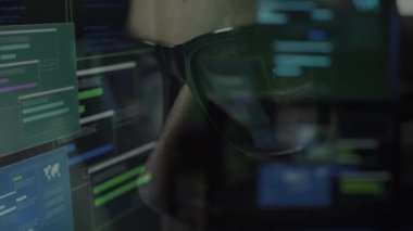Online bağlantı ve veri, siber suç çalmak ve kavramı kesmek gözlüklü genç nerd hacker
