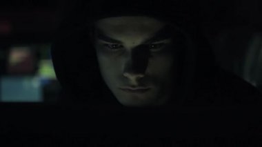 Onun bilgisayar ve Bilişim suçları işlemekle, kesmek ve malware kavramı ile bağlanma hoodie ile genç hacker