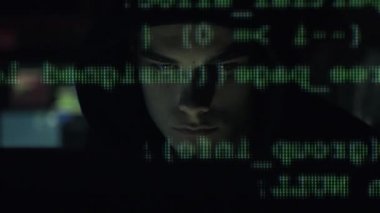 Onun bilgisayar ve ekran, kesmek ve malware kavramı üzerinde çalışan kod ile bağlarken hoodie ile genç hacker