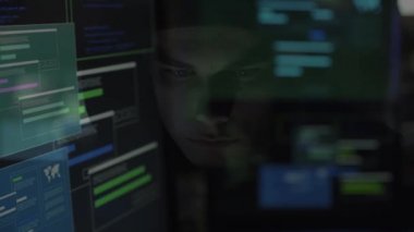 Onun bilgisayar ile bağlanma ve işlemekle Bilişim suçları, kesmek ve kötü amaçlı yazılım kavramı, video montaj hoodie ile genç hacker