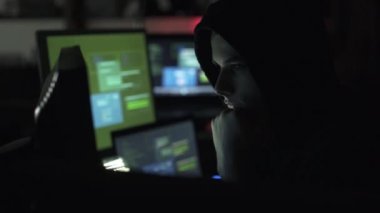 Bir bilgisayar ağı kesmek, verilere erişme ve özel bilgi, siber güvenlik ve kötü amaçlı yazılım kavramı çalmak siyah şapka