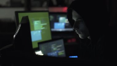 Bir bilgisayar ağı kesmek, verilere erişme ve özel bilgi, siber güvenlik ve kötü amaçlı yazılım kavramı çalmak siyah şapka