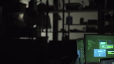 Bodrum ve kesmek ağlar, siber suç ve kodlama kavramı gece geç saatlerde çalışan inek geliştirici