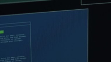 Ağları bilgisayar hack siber suç online, siber güvenlik ve kötü amaçlı yazılım kavramı, video montaj