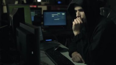 Hoodie online onun bilgisayarlarla bağlanma ile genç hacker kesmek ve siber suç kavramı