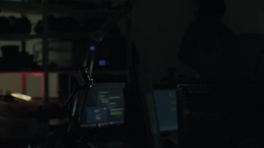 Hoodie online onun bilgisayarlarla bağlanma ile genç hacker kesmek ve siber suç kavramı