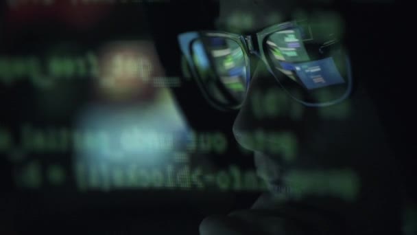 Jovem Hacker Nerd Com Óculos Conectando Line Roubando Dados Crime — Vídeo de Stock