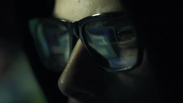 Jovem Hacker Nerd Com Óculos Conectando Line Roubando Dados Crime — Vídeo de Stock