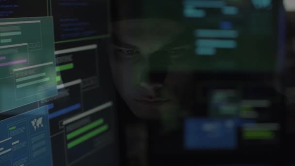 Giovane Hacker Con Cappuccio Collegamento Con Suo Computer Commettere Crimini — Video Stock