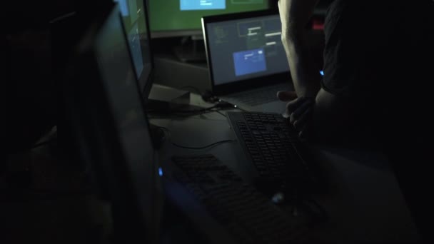 Desenvolvedor Nerd Trabalhando Até Tarde Noite Sua Cave Redes Hackers — Vídeo de Stock