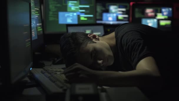 Desarrollador Computadoras Hacker Trabajando Hasta Tarde Noche Con Sus Computadoras — Vídeos de Stock