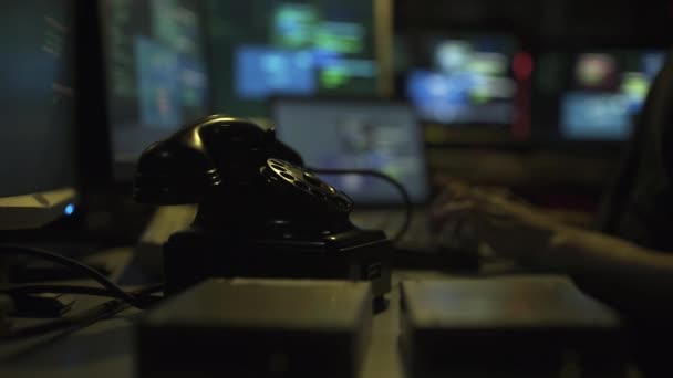 Agente Vigilância Hacker Respondendo Telefonema Ele Está Segurando Receptor Hacking — Vídeo de Stock