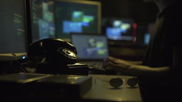 Hacker Arbetar Mörkret Och Stjäla Data Vintage Telefon Förgrunden Hacking — Stockvideo