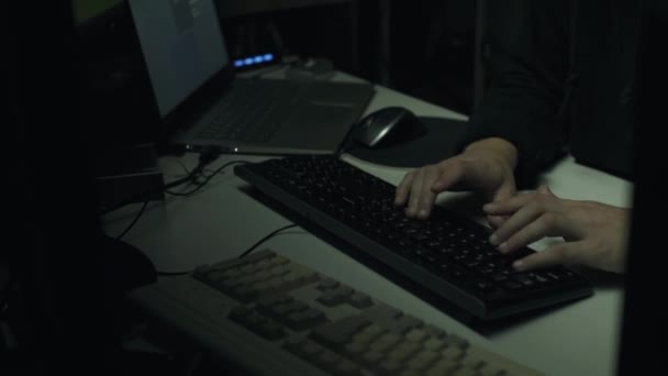 Junger Hacker Mit Kapuzenpulli Verbindet Sich Online Mit Seinen Computern — Stockvideo