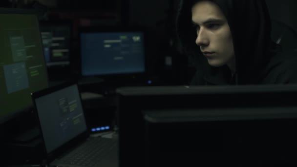 Ung Hacker Med Hoodie Ansluta Online Med Sina Datorer Hacking — Stockvideo