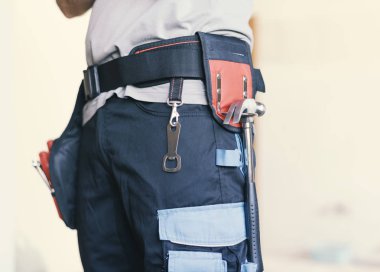 Profesyonel tamirci bir alet kemeri, ev yenileme ve araçları kavramı