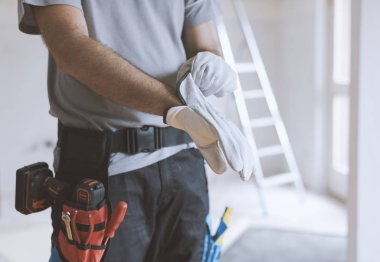 Profesyonel tamirci koruyucu eldivenler: ev renovationa ve güvenlik kavramı