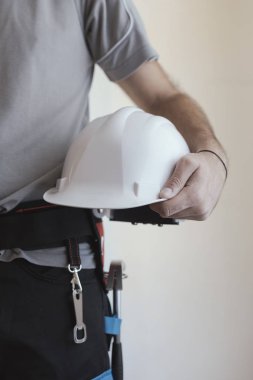Bir kask holding inşaat işçisi: inşaat ve iş yeri emniyet konsepti