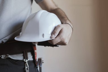 Bir kask holding inşaat işçisi: inşaat ve iş yeri emniyet konsepti