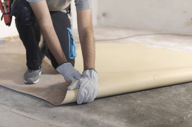 Profesyonel müteahhit eski bir muşamba döşeme kaldırma: ev yenileme kavramı
