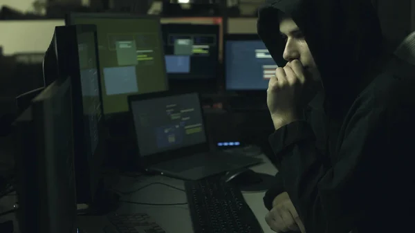 Joven Hacker Profesional Que Trabaja Una Oficina Oscura Con Computadoras — Foto de Stock