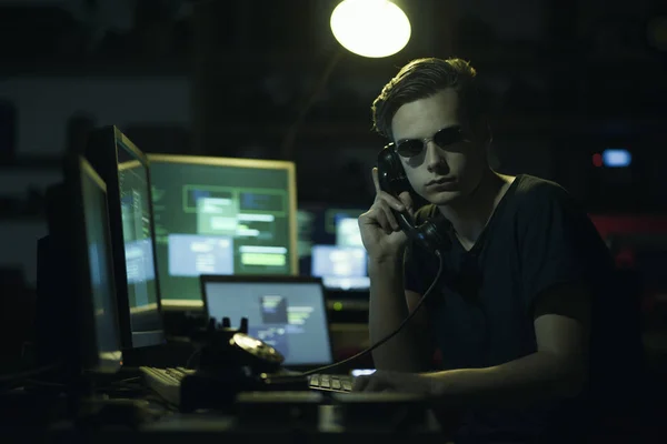 Hacker Mit Sonnenbrille Der Einen Telefonhörer Und Computerbildschirme Hält Codierung — Stockfoto