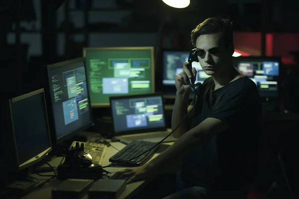 Hacker Mit Sonnenbrille Der Einen Telefonhörer Und Computerbildschirme Hält Codierung — Stockfoto