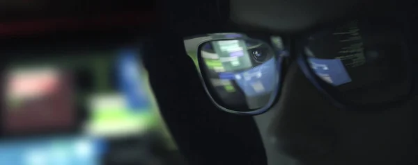 Nerd Hacker Con Gafas Trabajando Con Ordenador Oscuridad Concepto Ciberseguridad — Foto de Stock