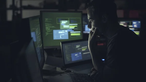 Jovem Desenvolvedor Computador Trabalhando Com Computadores Tarde Noite Codificação Hacking — Fotografia de Stock