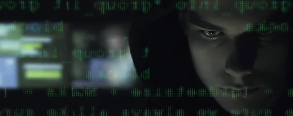 Cool Jovem Hacker Com Capuz Posando Escuro Código Programação Cibersegurança — Fotografia de Stock