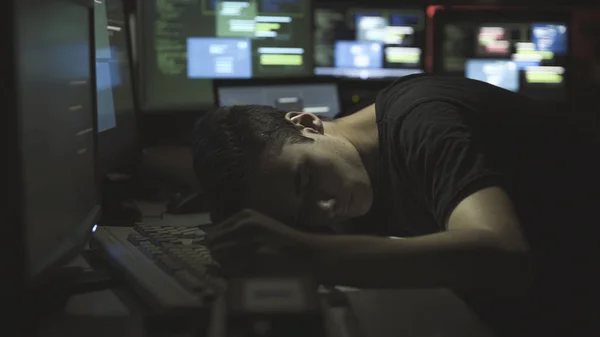 Hacker Sviluppatore Computer Dormire Sulla Scrivania Tarda Notte Hacking Concetto — Foto Stock