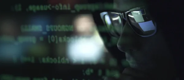 Coole Hacker Mit Sonnenbrille Und Programmiercode Auf Dem Computerbildschirm Cybercrime — Stockfoto