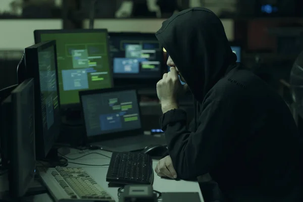 Jonge Hacker Met Een Hoodie Denken Met Hand Kin Het — Stockfoto