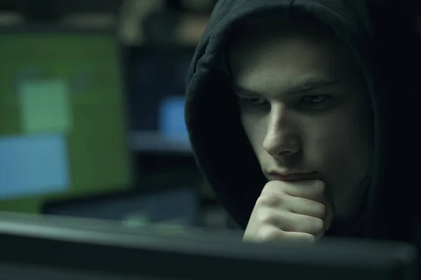 Coole Junge Hacker Mit Kapuzenpulli Die Mit Computern Cyberkriminalität Und — Stockfoto