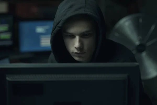 Cool Jovem Hacker Com Capuz Trabalhando Com Computadores Cibercrime Conceito — Fotografia de Stock